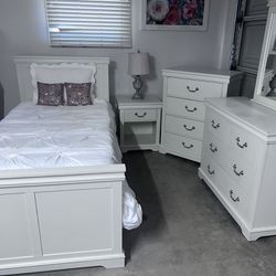 Twin Size Bedroom Set. In Good Condition. Includes Nightstands, Dresser, Mirror And Chest.