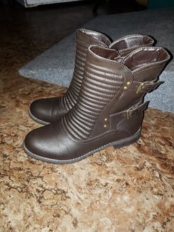 Woman brown boots