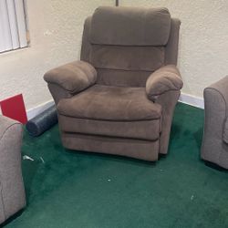 La Z Boy  Recliner Chair Brown Color Good Condition Clean Works Well Very Comfortable 
