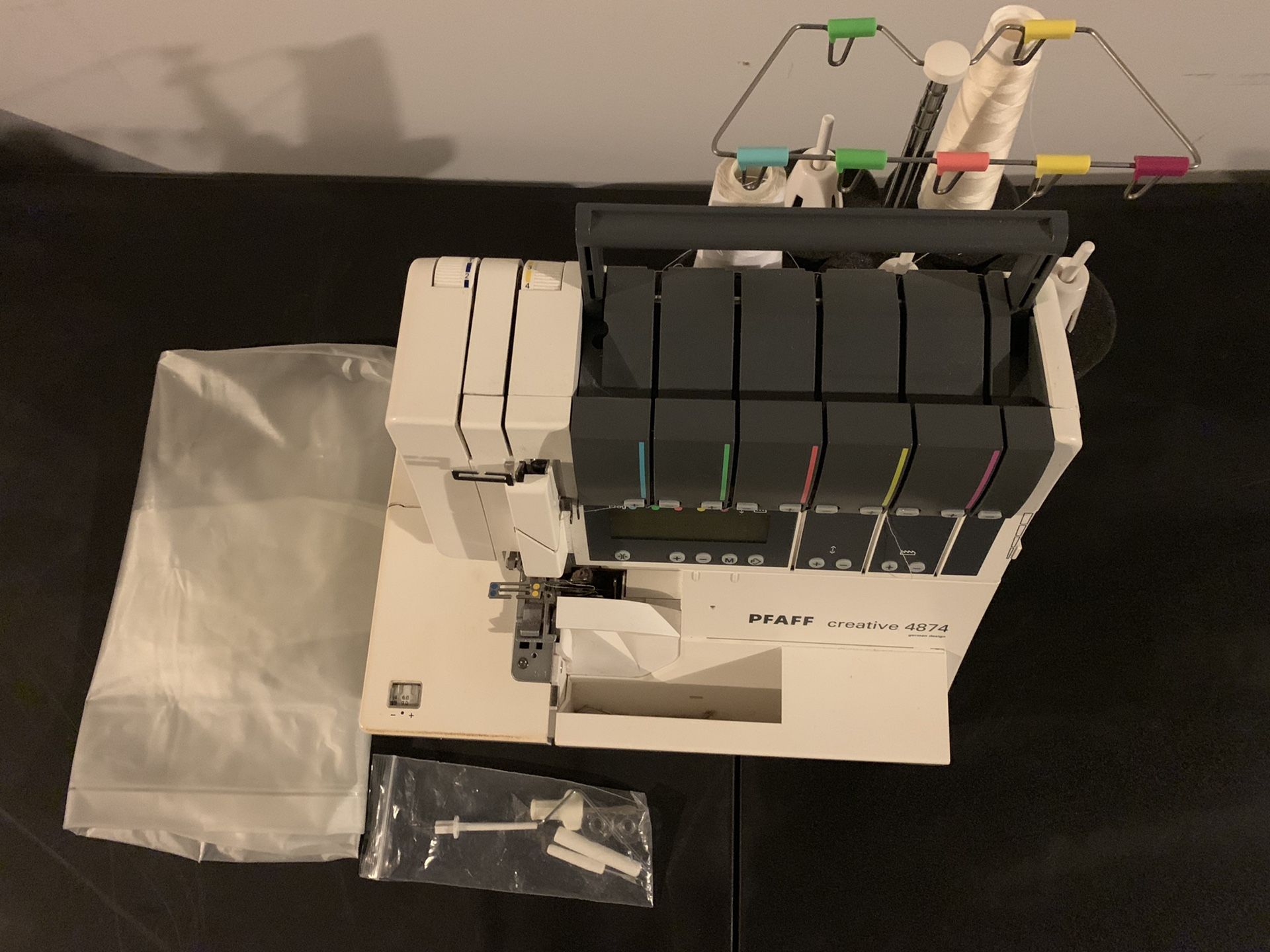 Pfaff Creative 4874 Coverlock Serger for Sale in WA OfferUp