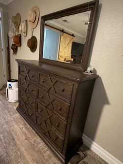 Bedroom furniture set