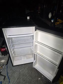 Mini fridge with freezer