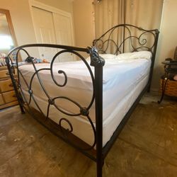 Absolutly  Beautiful Vintage BOMBAY &Co. Wrought Iron Queen SizeFrame, Head & Foot Board 