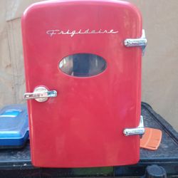 Red Mini Frigidaire Retro.