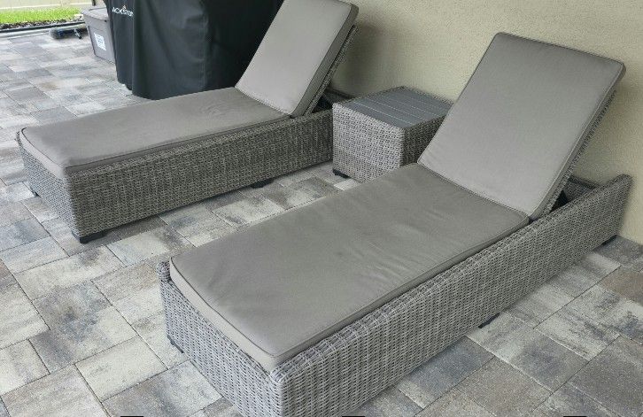 High End Brown Gray Matching Wicker Loung Chairs And End Table In Great Condition