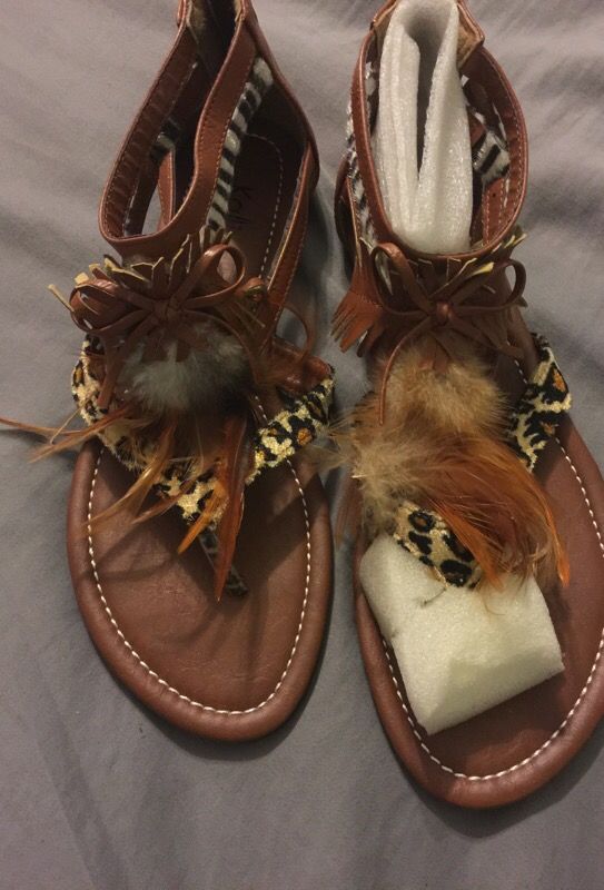 Ladies Thong Sandals with Feathers- New, Size 10!