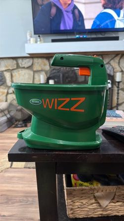 Scotts WIZZ Battery Powered Year Round Broadcast Spreader