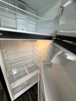 Black GE refrigerator! Works perfect