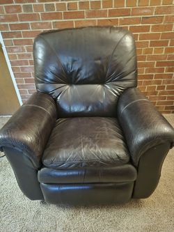 LEATHER LAZY BOY RECLINER/  WIDE SEAT / VERY COMFORTABLE/REASONABLE OFFERS WELCOME 