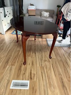 Dark rich finish wooden table with center leaf to seat 6