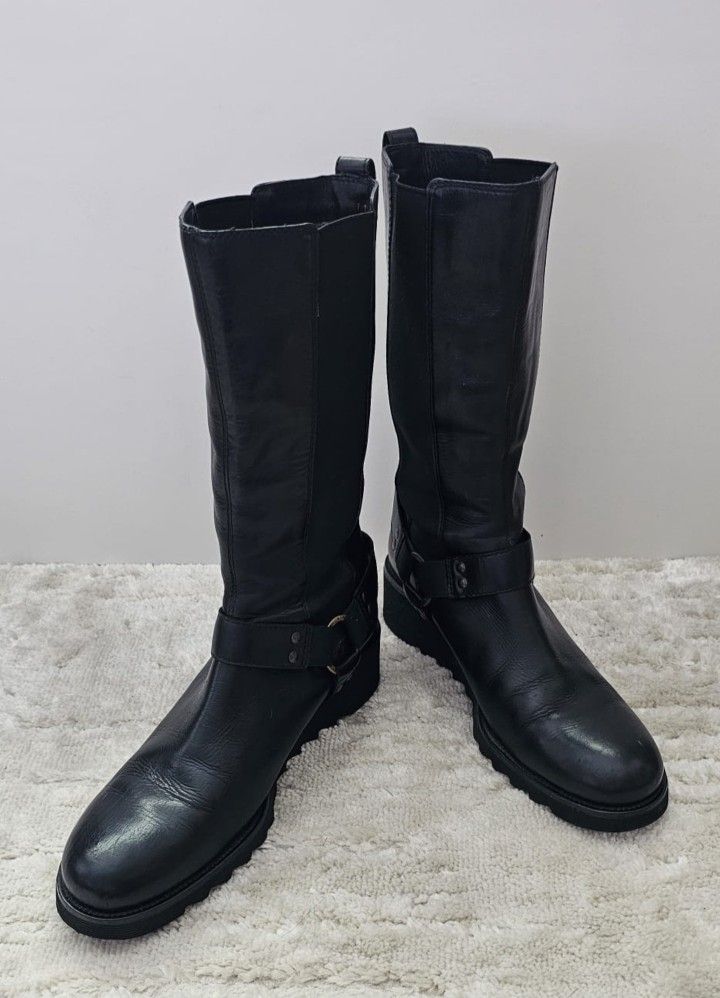 Black Donald J. Pliner mid-calf moto-style boots. Black Donald J. Pliner mid-calf moto-style boots.
Women's boots
Crafted from leather, size 10.
• H