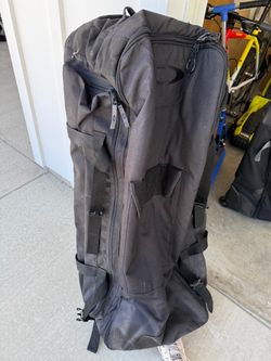 Oakley Load Out Roller Bag 92669-001 — Large Wheeled Duffel, Barely Used
