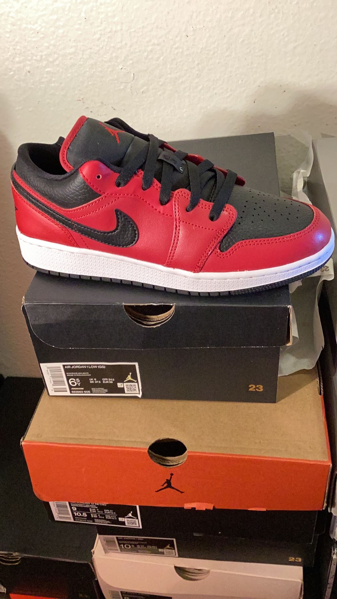 Air Jordan 1 Low Grade School Size 6.5Y
