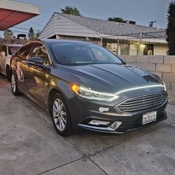 2017 Ford Fusion Plug-In Hybrid SE Sedan