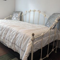 Vintage Dresher Metal Daybed-Twin-Antique White Floral-with Frame,  Bunkie Board. A twin mattress, Comforter And Sheets Included