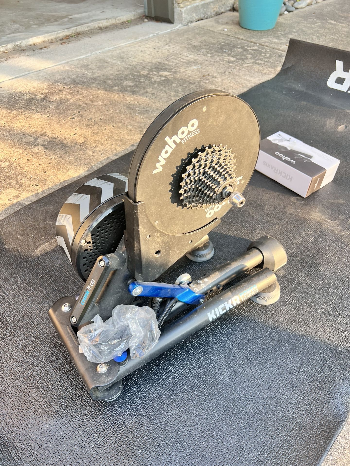 Wahoo KICKR Power Trainer + KICKR AXIS + Mat (Black)