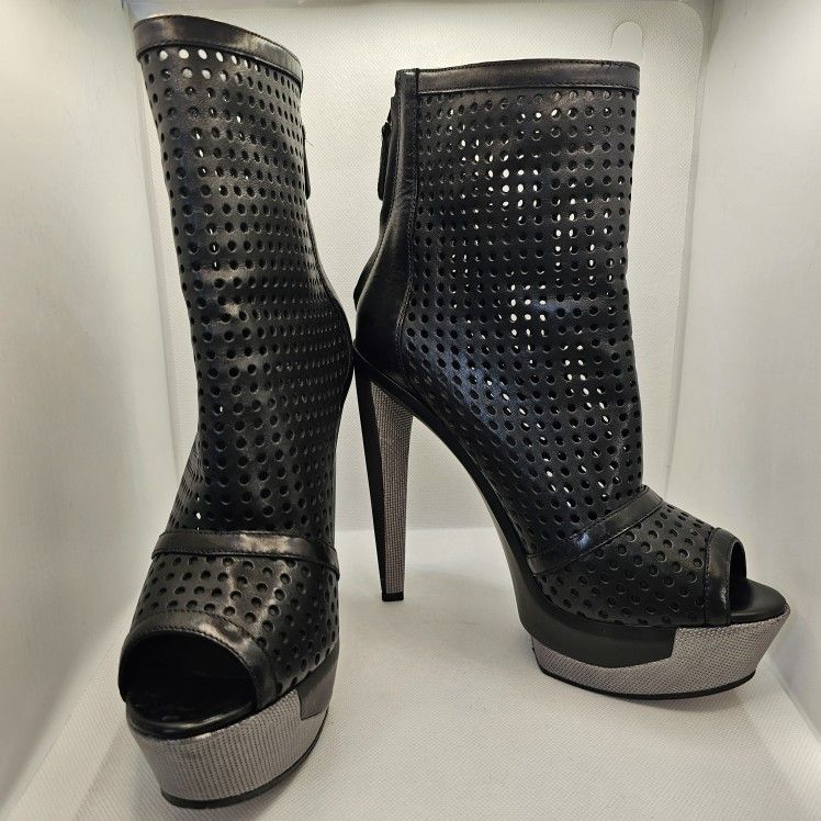 Brian Atwood Ankle Boots Bootie Women 7.5 Black Platform Silver Heel Shoes Boot
Size 7 1/2 (7.5)
Inside sole - Approximately 10" long
Platform- 1.5"