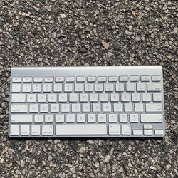 Apple Wireless Bluetooth Keyboard A1314 - Clean & Fully Functional