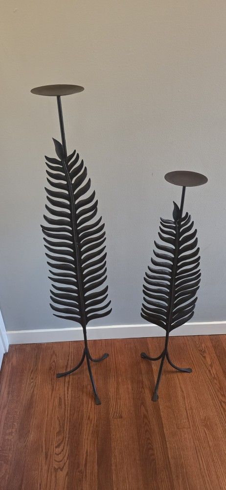Set of 2 iron leaf candle holders 