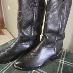 BOTAS DE CUERO  , GREAT CONDITION  . GREAT PRICE  .SIZE  10  1/2 .