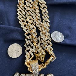 Chain with pendant