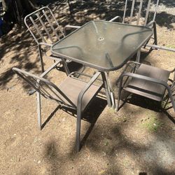 Patio Table And 4 Chair 