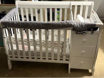 Mini crib with changing table