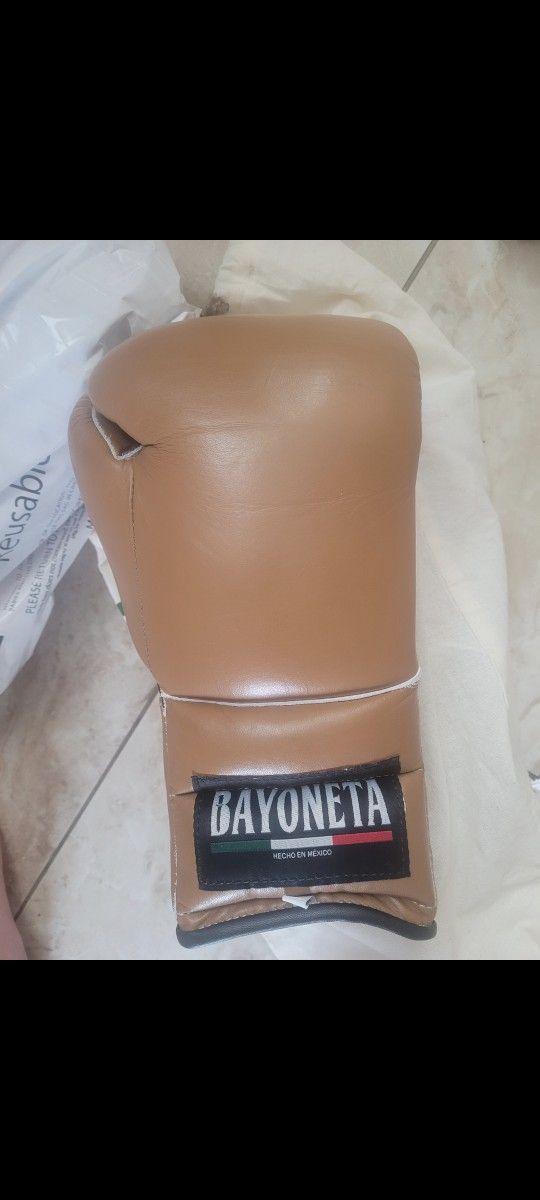 16oz Bayonetta Premium Line Boxing Gloves Brand New