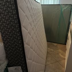 Queen Size Mattress & Box Spring Sealy 