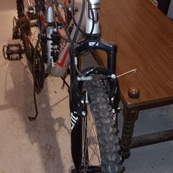 26" 18 Speeds Montain Bike, (Needs Chain )
