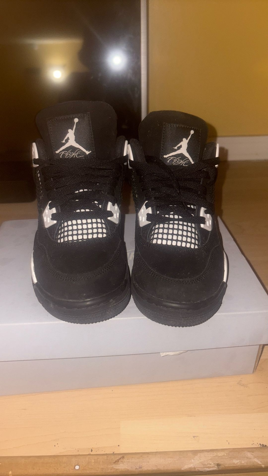 JORDAN 4 RETRO 'WHITE THUNDER' Size 5 Youth Perfect Condition 