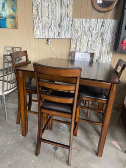 Dinnig table 4 chairs