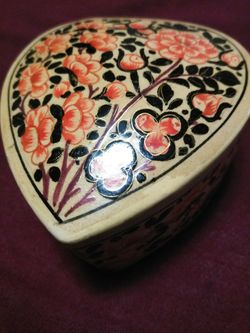Vintage heart wooden box for the 1930s