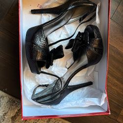Guess Women’s Heels Size 6M New
