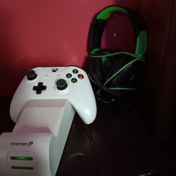 Xbox Charging Dock W/Turtle Beach Headphones