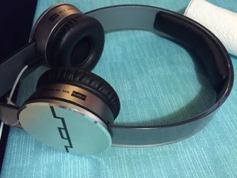 SOL Republic tracks headphones (bass 👍🏼 loud/crisp 👍🏾)