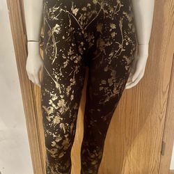 Lady In Black & Gold Leggings 