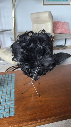 NWOT Elegant Black Wig Curly Short Style 