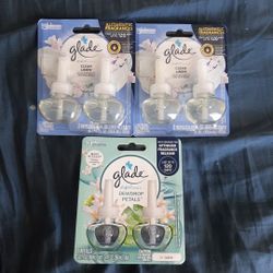 Glade PlugIns Scented Oil Refills in the "Dewdrop Petals" & "Clean Linen" 2 Pack