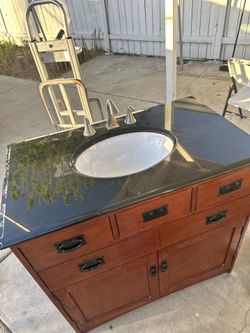 Vanity w/splashback