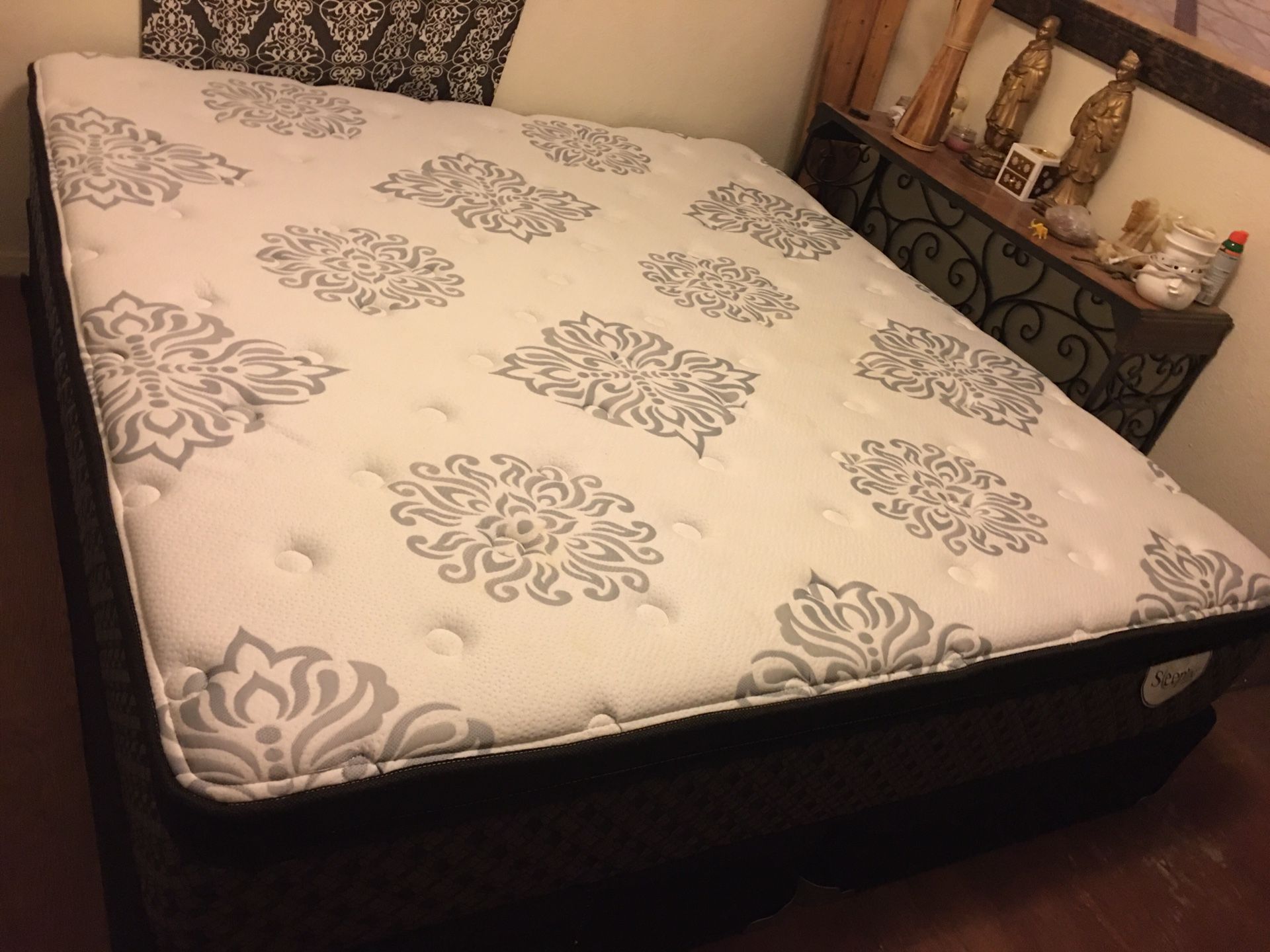 LIKE NEW SIX MONTHS OLD KING SIZE PILLOW TOP MATTRESS AND BOX SPRINGS-SEIS MESES DE USO COMO NUEVO