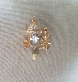 Beautiful Vintage Lantern Brooch