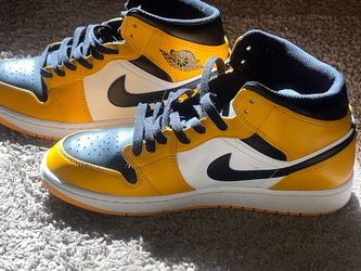 Nike Air Jordan 1 mid taxi reverse black toe men’s s11