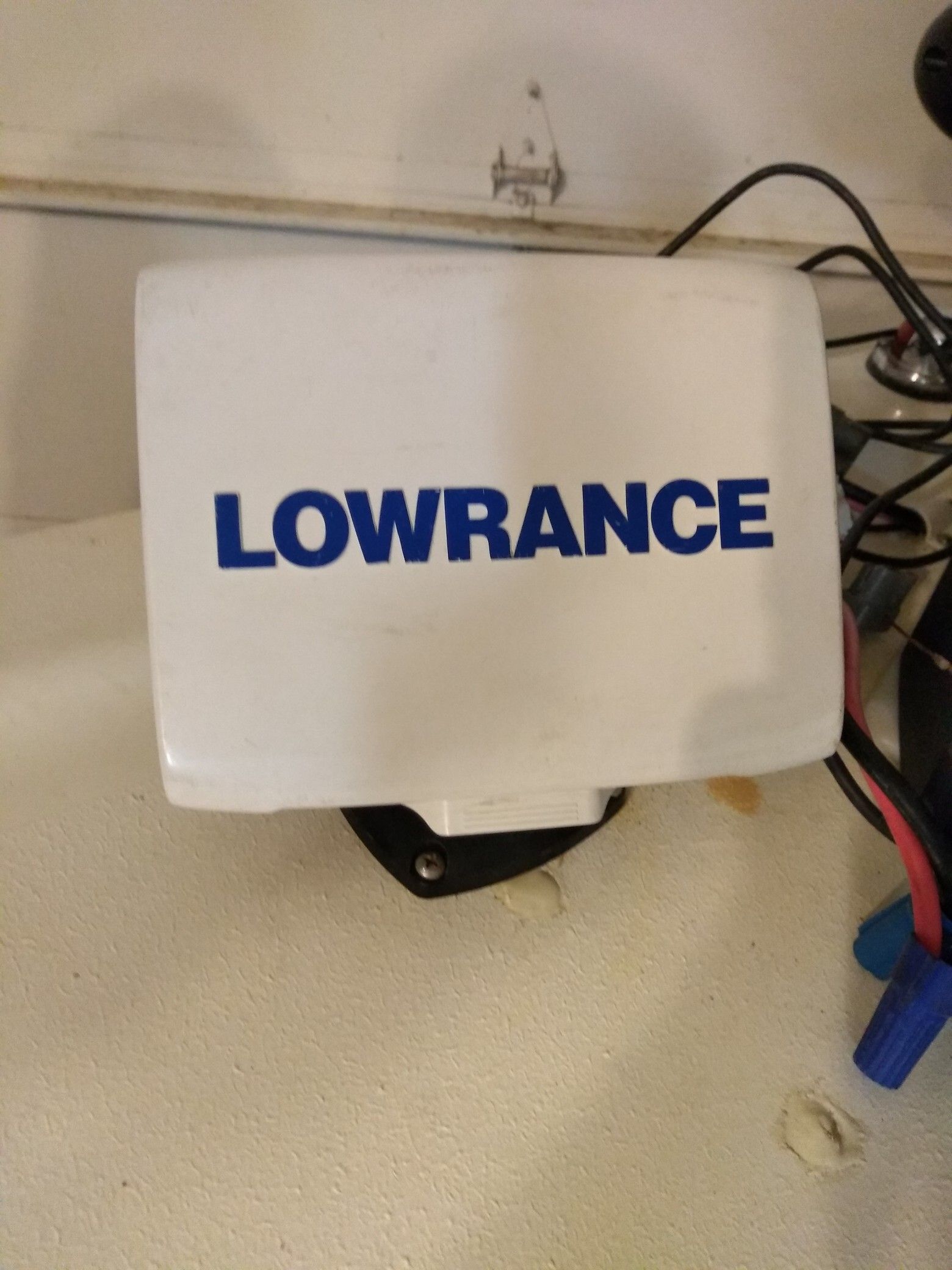 xi5 with sonar and pinpoint GPS w lowrance fishfinder for