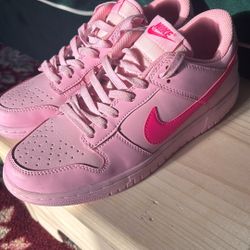 Nike Triple Pink Dunks Size 8