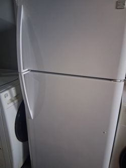Kenmore top and bottom apparment zide fridge fully functional