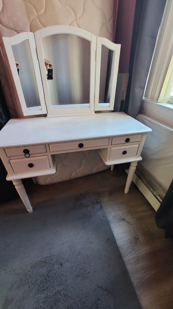 White Vanity With 3 Mirrors That Move, And 5 Drawers