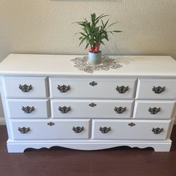 dresser, with 8 drawers