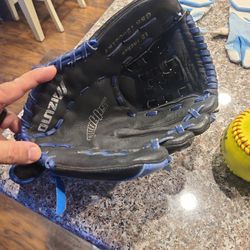 Womens Lefty Softball Glove