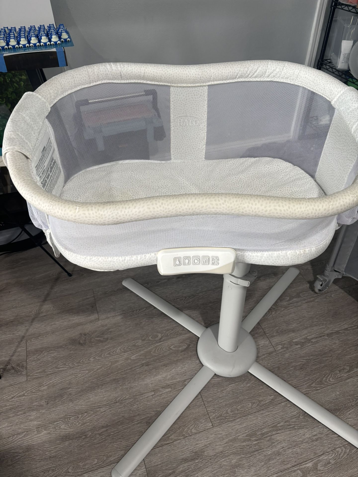 HALO BassiNest Luxe Swivel Sleeper Over Bed Baby Bassinet with 360